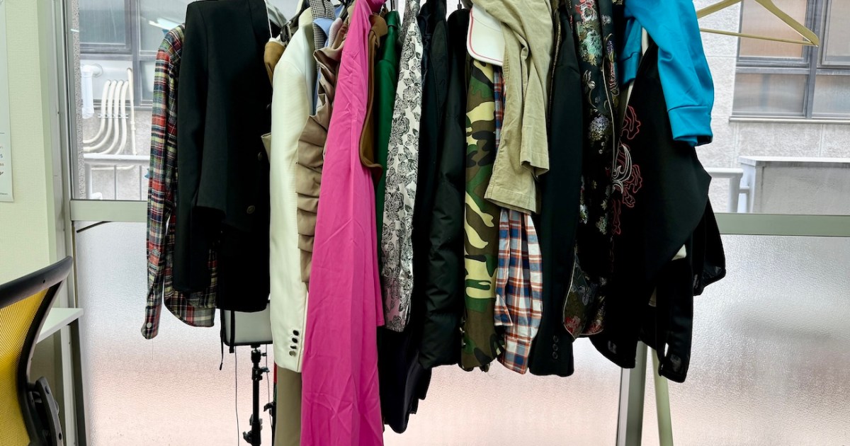 編集部のごちゃごちゃしている服をAmazonベーシックのハンガー30本組で整理したらキレかけた / レビュー数17万件以上で評価4.2の大ヒット商品