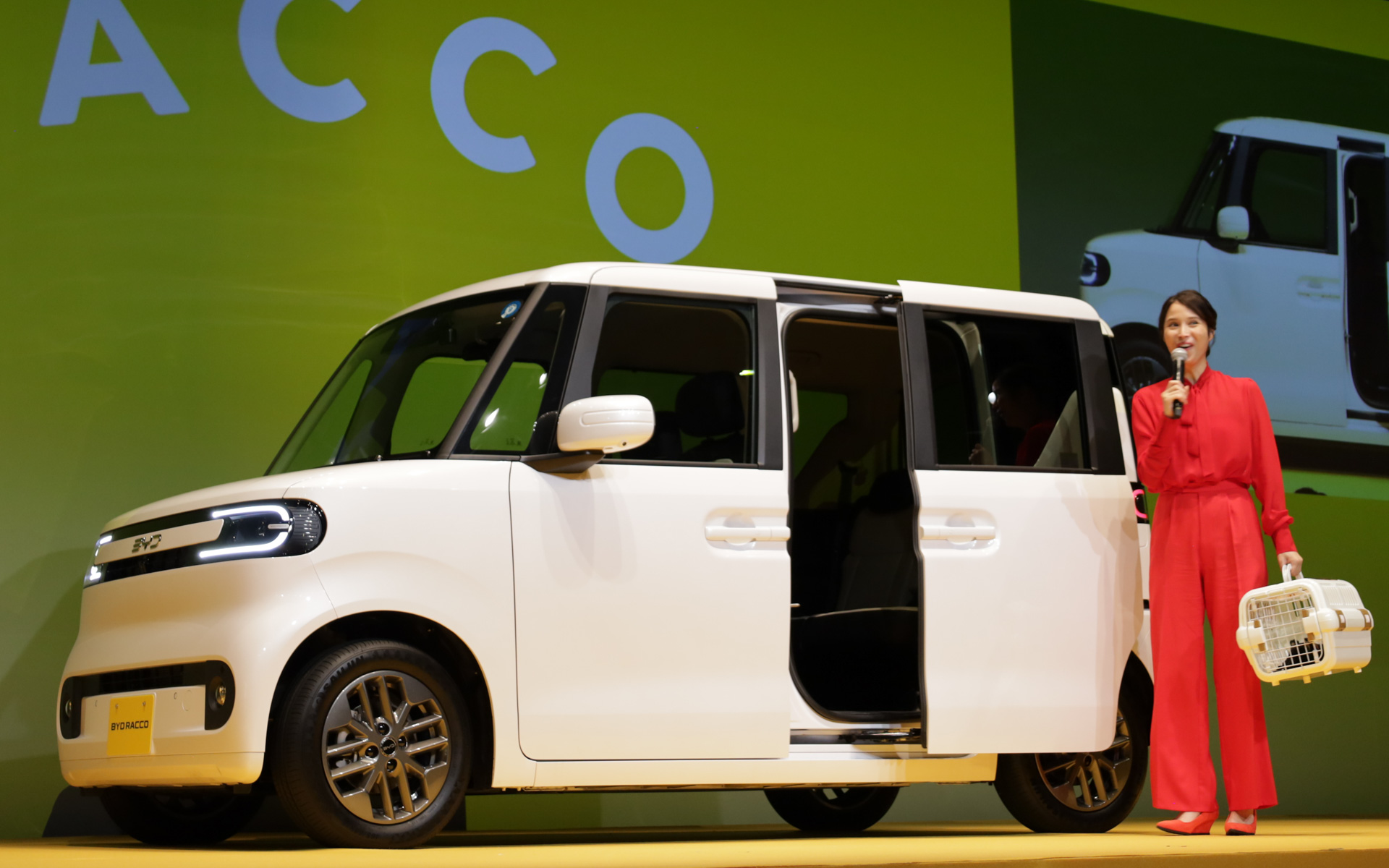 BYD、広瀬アリスさんも登場した新型軽EV「ラッコ」発表会