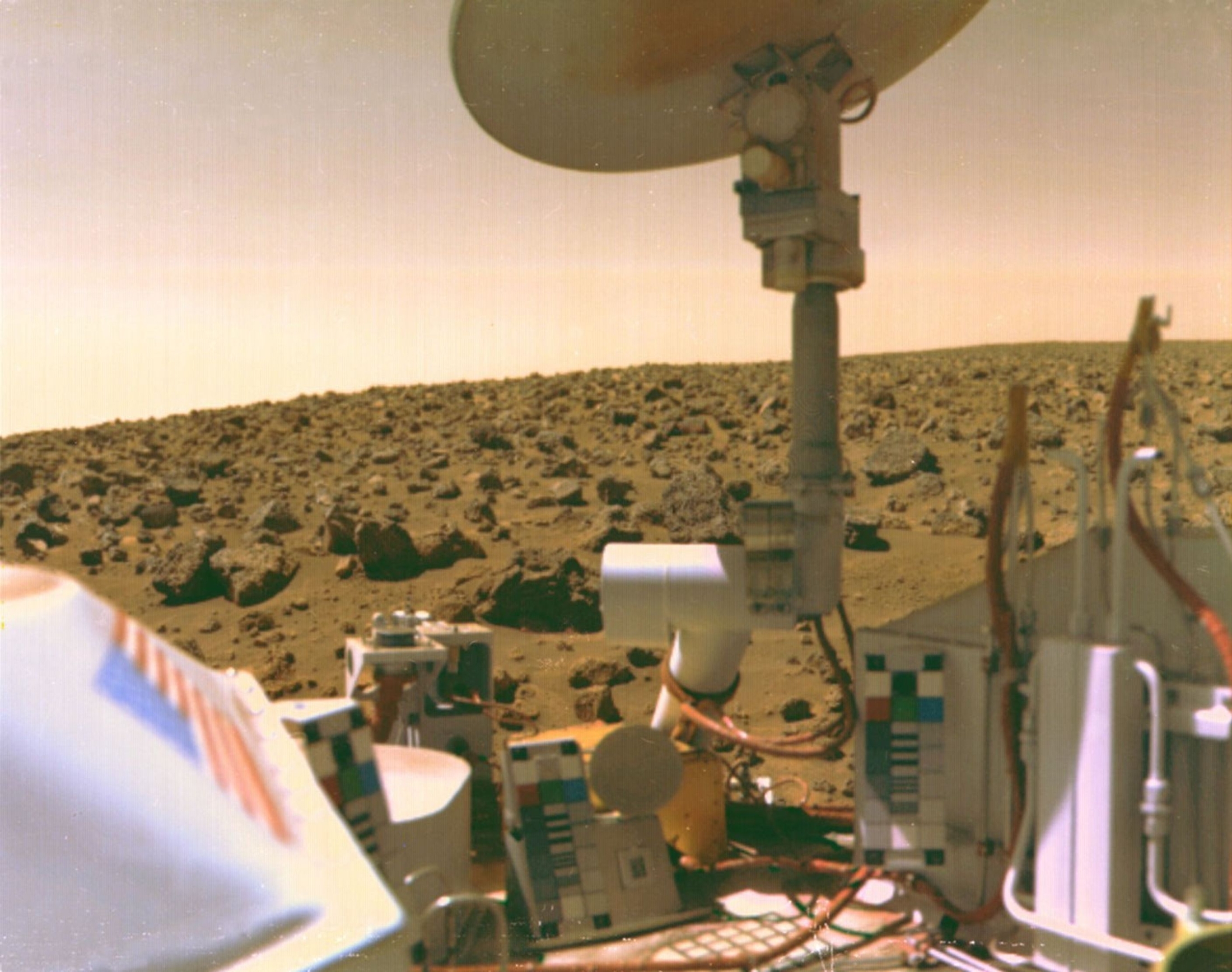 「バイキング2号」打ち上げから50年 火星の朝の霜や着陸地をカラーで捉えた探査機