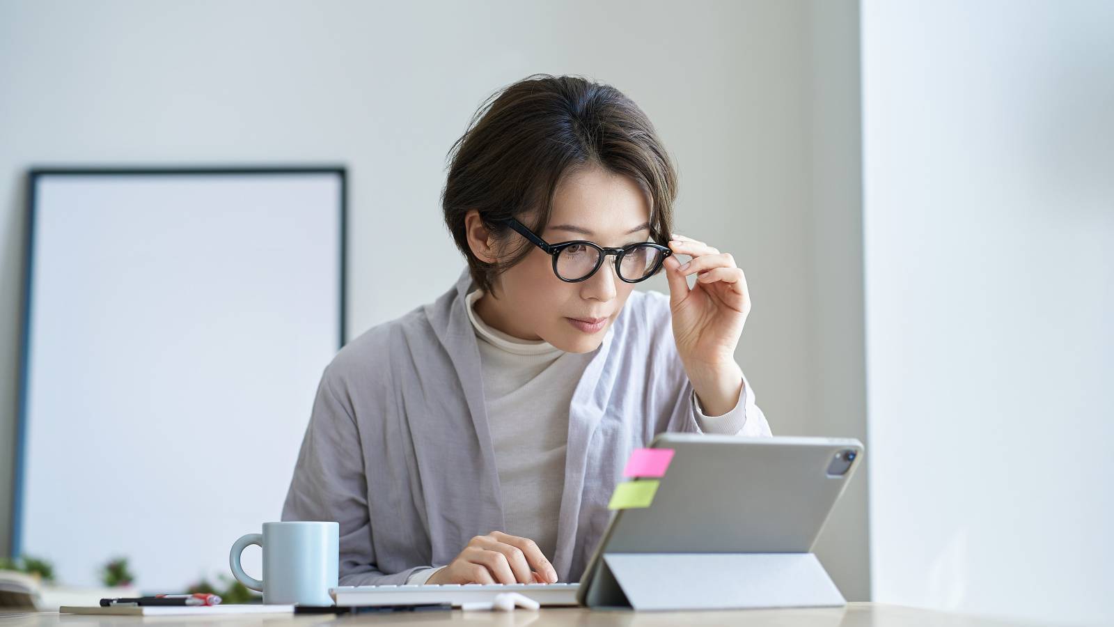 眼科検査では異常なし。でも見えづらい。急増する『スマホ老眼』の正体とは｜医師が解説（ヨガジャーナルオンライン）