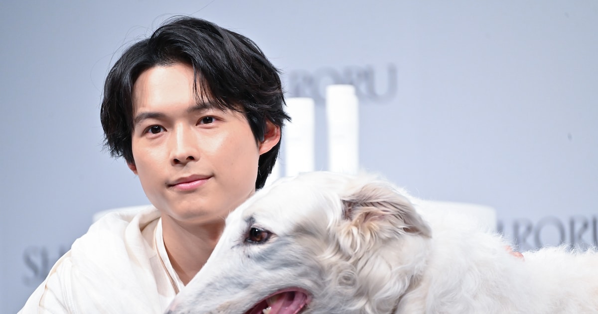 松村北斗がボルゾイ連れてCM発表会に登場、SHIRORU新商品に「なんだ、この保湿力は！」（会見レポート）