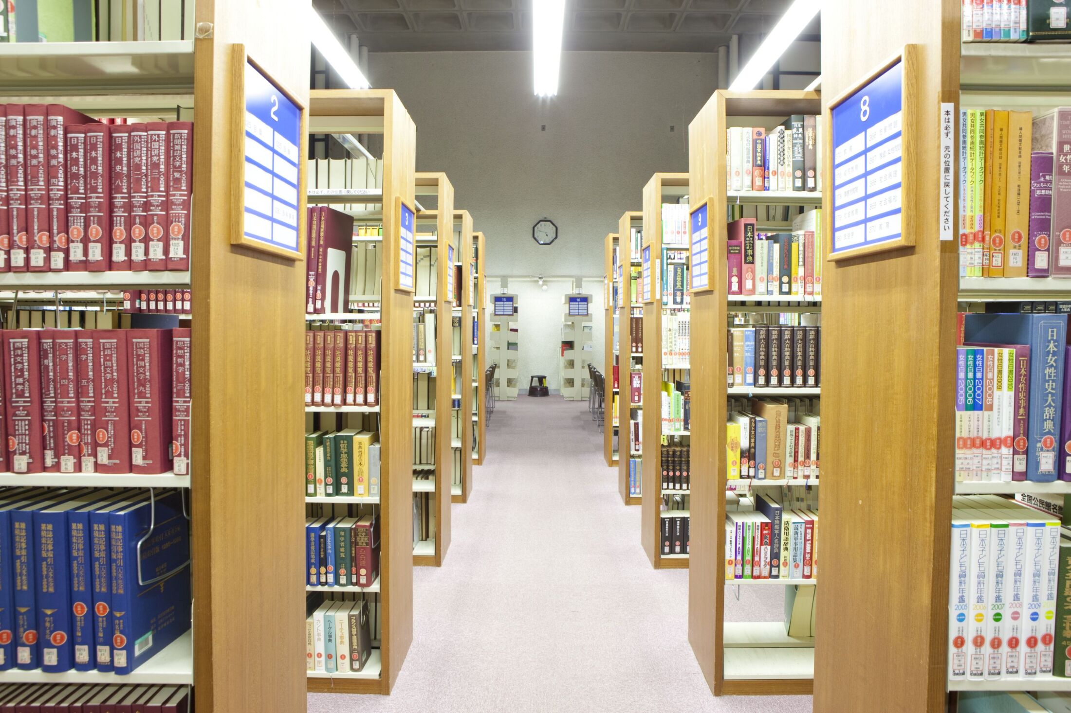 「うすぐらい」「さむい」「時代遅れ」なだけじゃない…若者が図書館に寄り付かない“リアルな理由”とは《本好きには見えない“残酷な真実”》（文春オンライン）
