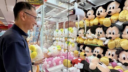 《物理学でクレーンゲーム攻略》「学生が寝ない」授業で人気の教授はクレーンゲーム歴34年！ゲーセン通いの背景に心温まる“娘との思い出”（東洋経済オンライン）