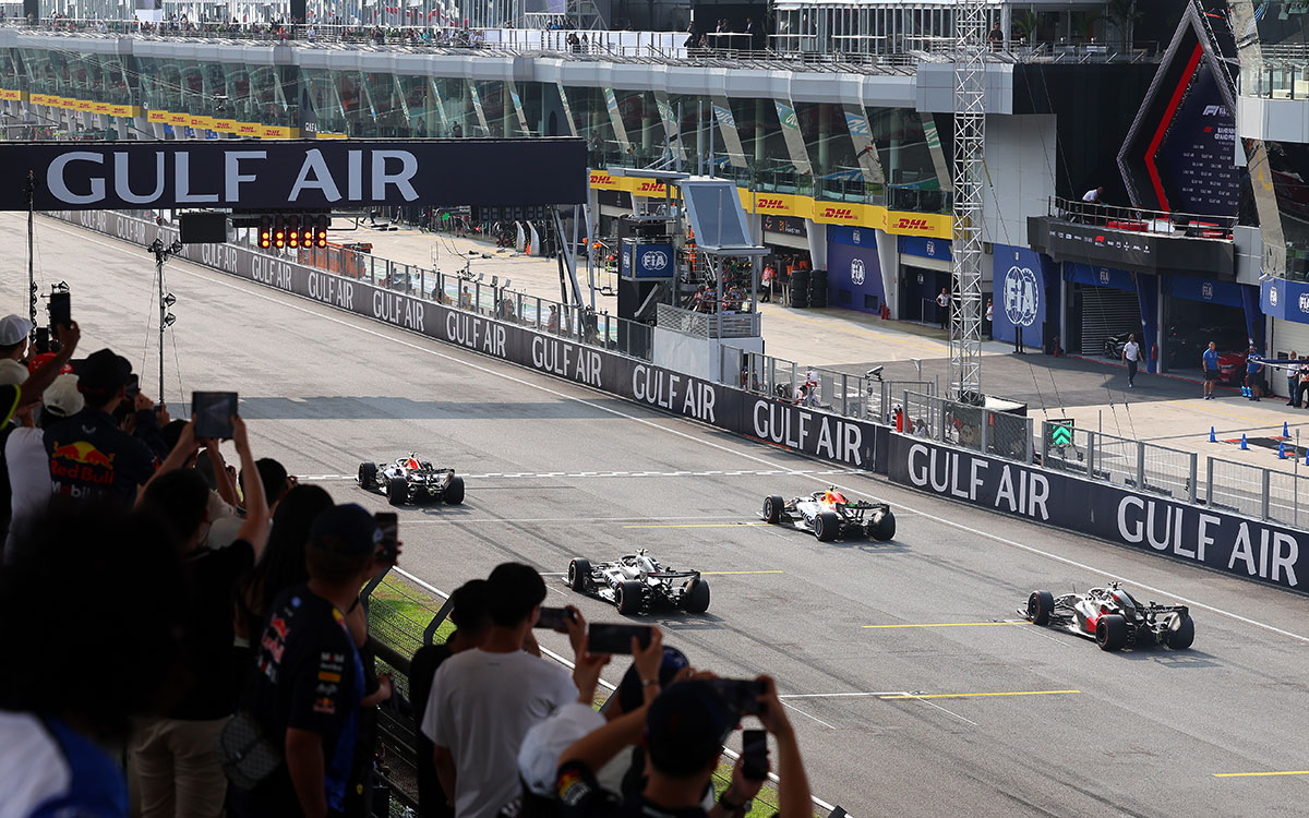 F1バーレーンGP決勝展望：フェルスタッペンは本命戦略を選べない？ “14台変動”のグリッドと、セパンに迫る雷雨