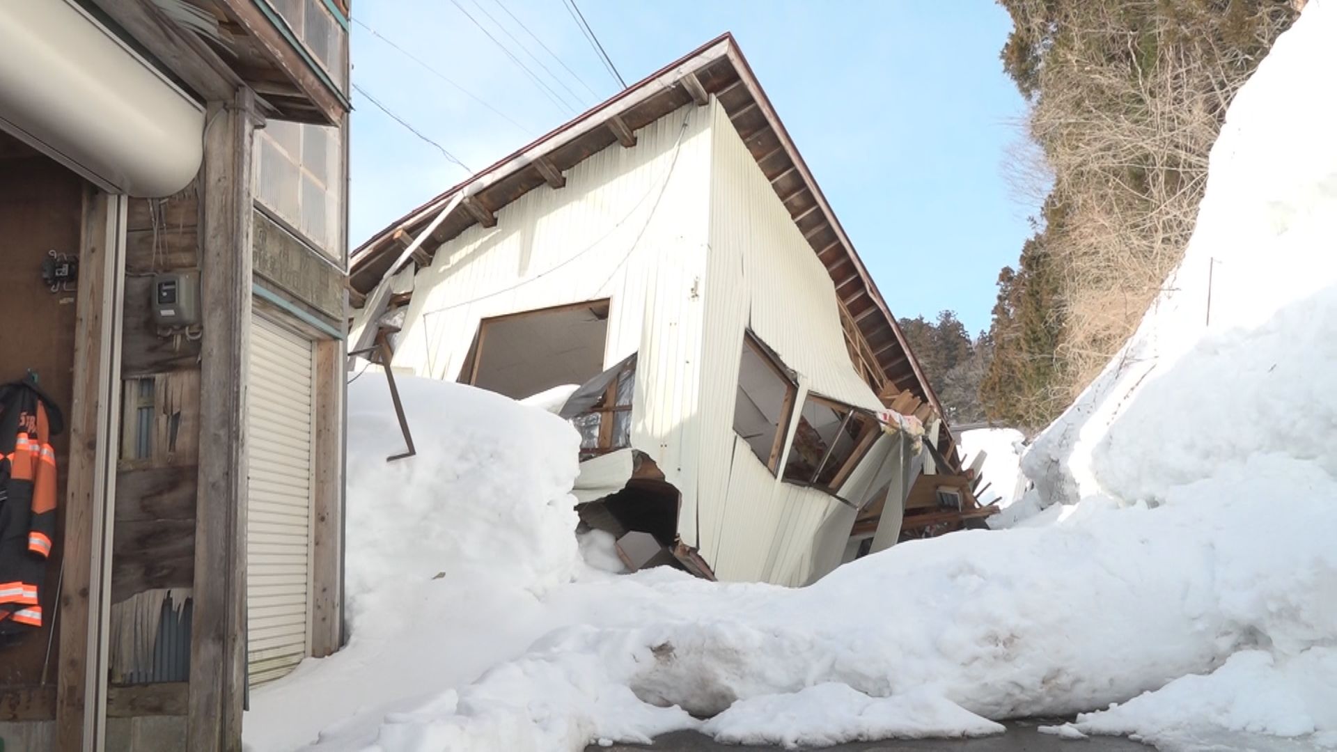 雪につぶされ車庫全壊 上越市議会が大島区田麦を視察