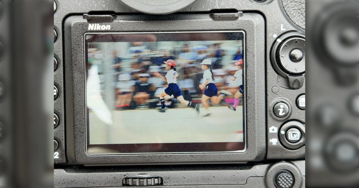 運動会の子どもを流し撮りした人が話題 躍動感はあれど、奥さんからは「鳥と同じように撮るな」ともっともな意見 それでも素晴らしい写真なのが悩ましい