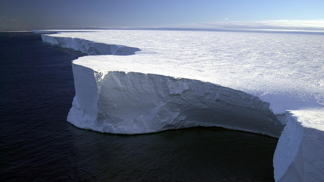 【世界最大の氷山が崩壊】東京の2倍の面積を誇った世界最古の氷山「A23a」40年の旅路に終止符へ（スペースチャンネル）