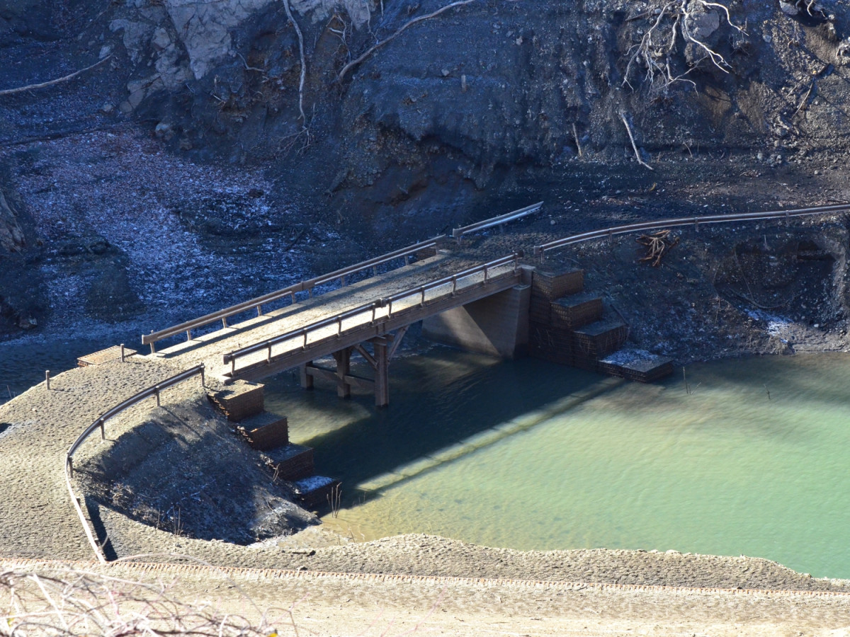 宮ヶ瀬湖に沈む橋とガードレール