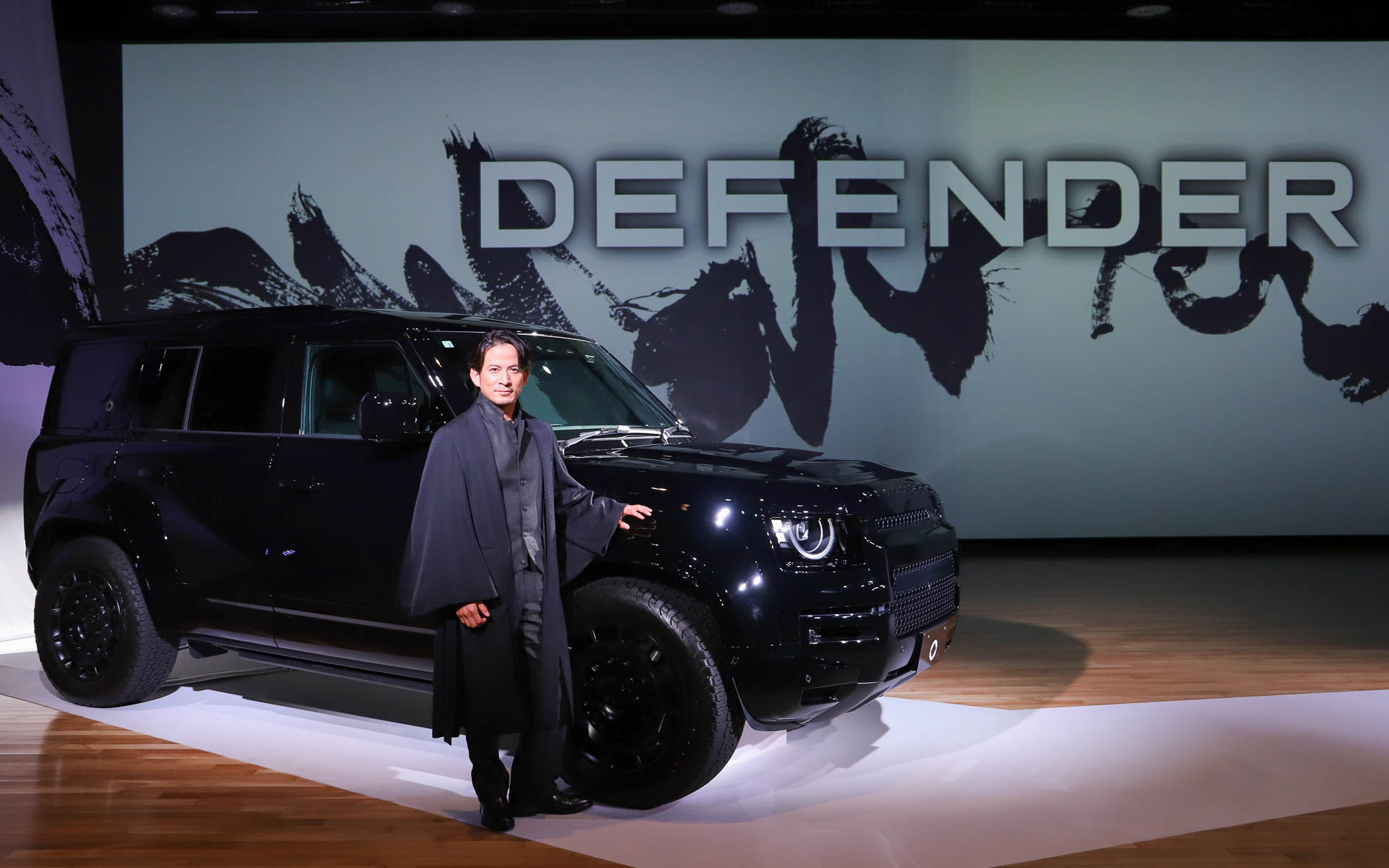 ランドローバー「ディフェンダー」のアンバサダーに岡田准一さんが就任 ディフェンダーは「タフでラグジュアリーでいろいろな気持ちにさせてくれるクルマ」