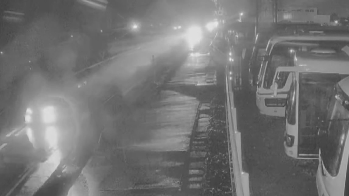 交差点の大きく手前から「赤信号認識」も時速140キロ超で進入か 防犯カメラには容疑者とみられる車が赤信号の14秒後に交差点に進入する様子 母子2人死亡の衝突事故