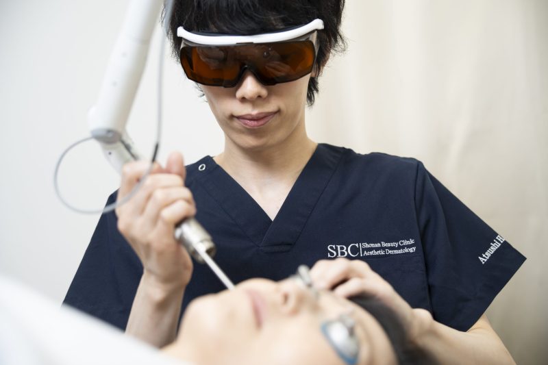 《秋冬はシミ治療のベストシーズン！》夏の紫外線で濃くなったシミをクリニックで一掃！生活リズムによって2つの治療法を選び分け (1/1)