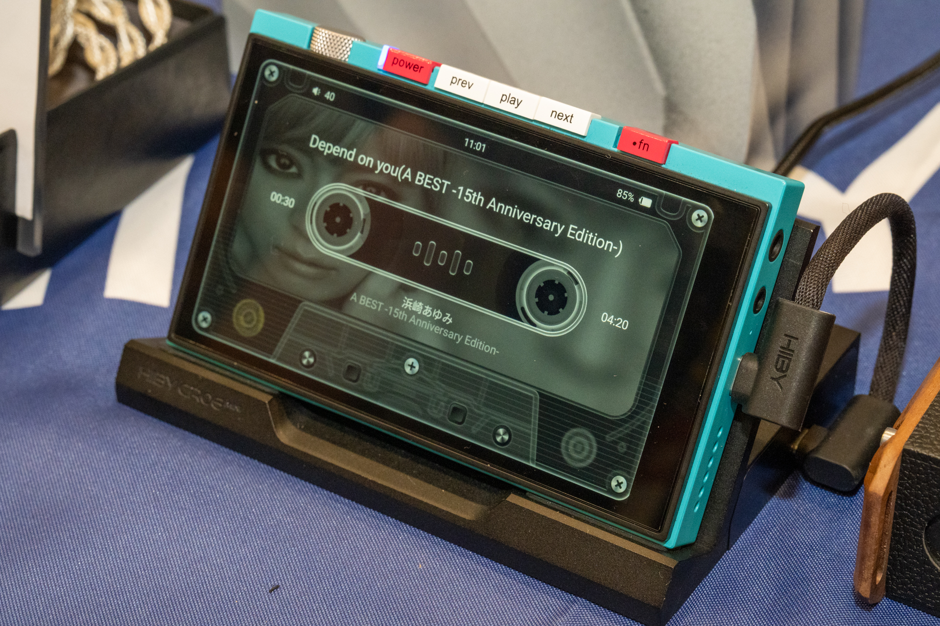 ヤマハで「上伊那ぼたん」楽曲を高級ヘッドフォン試聴。Hiby“ミクDAP”専用カセットテープ再現アプリ