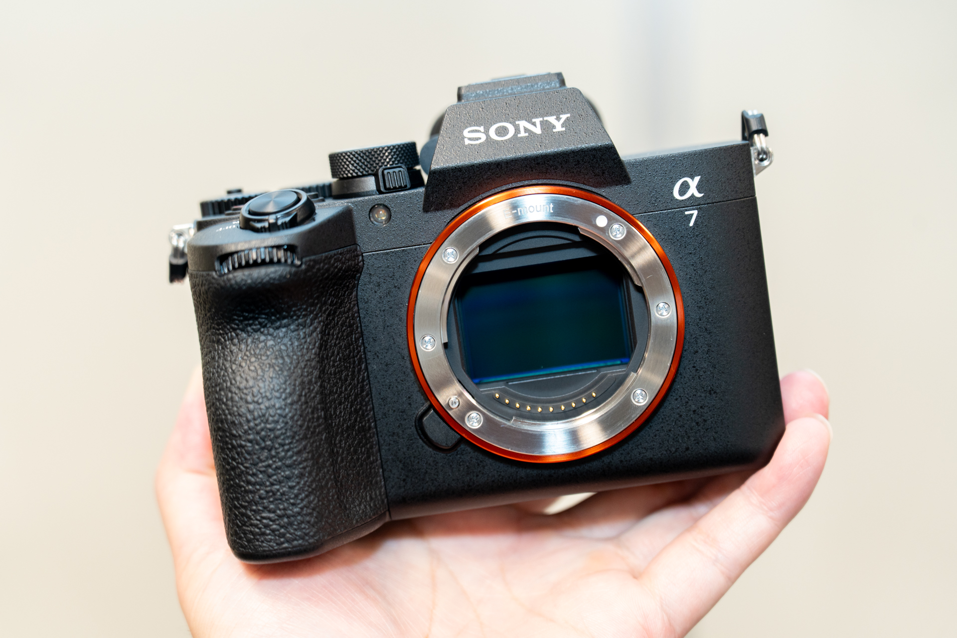 ソニー、部分積層センサー×AIユニット内蔵新エンジンのベーシック機「α7 V」。4K120p撮影対応