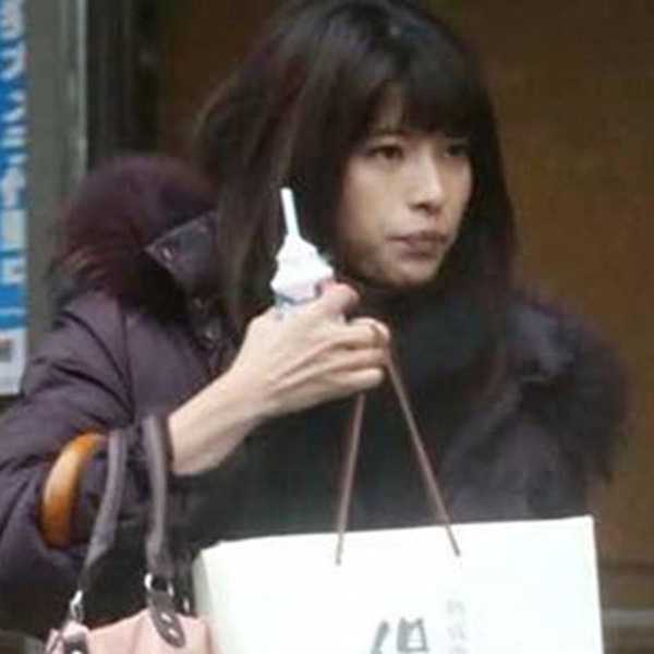 《ビール片手に尻振りダンスまで…》上原多香子 一般参加のカラオケ大会で見せた“奔放すぎる”現在地