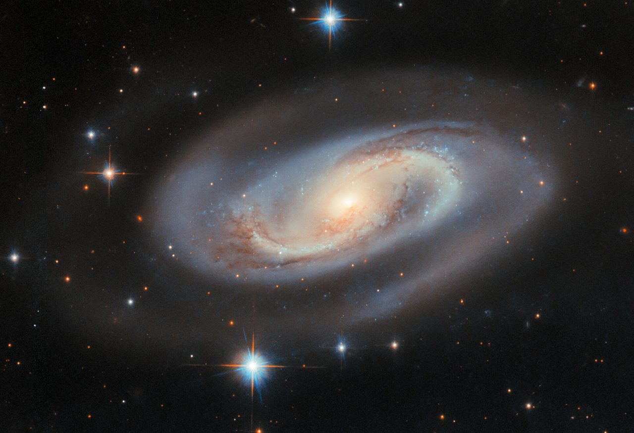 優雅に踊る渦巻銀河 ハッブル宇宙望遠鏡が観測した「UGC 11397」【今日の宇宙画像】