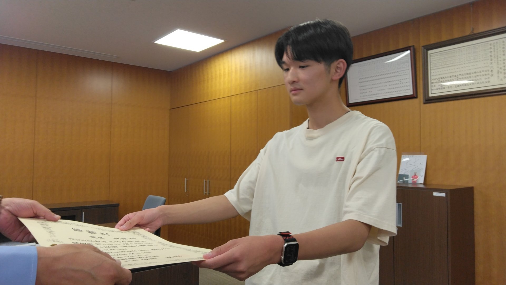 【とっさの判断】「5時間くらい歩いている」夜道を歩く高齢男性を発見し、約70キロ離れた警察署まで送り届けた大学生（18）に感謝状【岡山】（RSK山陽放送）