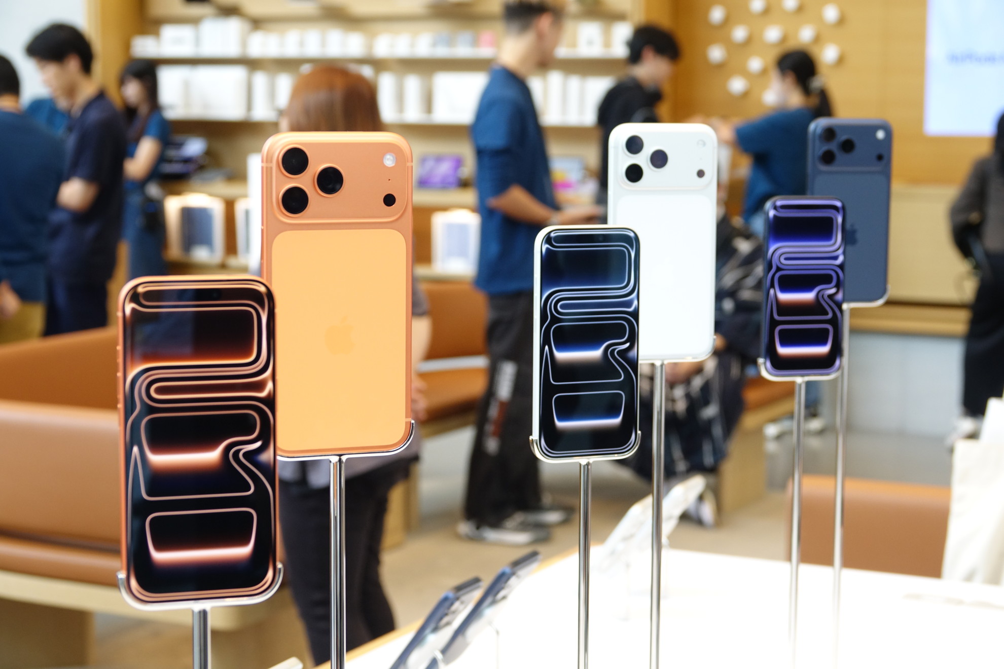 「iPhone 17/Air」本日発売、Apple 表参道では多くのファンで賑わう