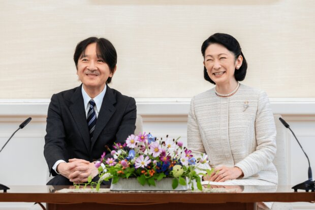 秋篠宮ご夫妻の慰霊碑に供える“花の置き方”に批判が殺到、作法について宮内庁を直撃（週刊女性PRIME）
