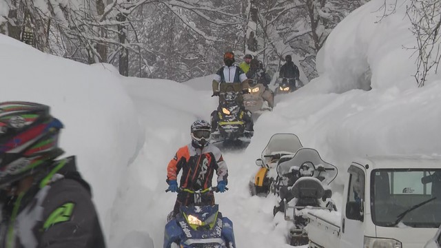 【速報】スノーモービルで遭難の8人が下山 「かまくら作って一晩過ごした」「視界不良でどこにいるか分からなくなった」と話す