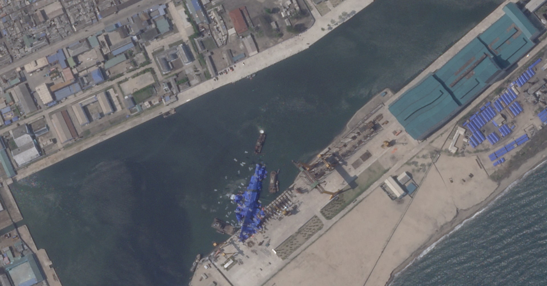 横転の北朝鮮駆逐艦、直立状態に 衛星画像で判明＝米分析サイト