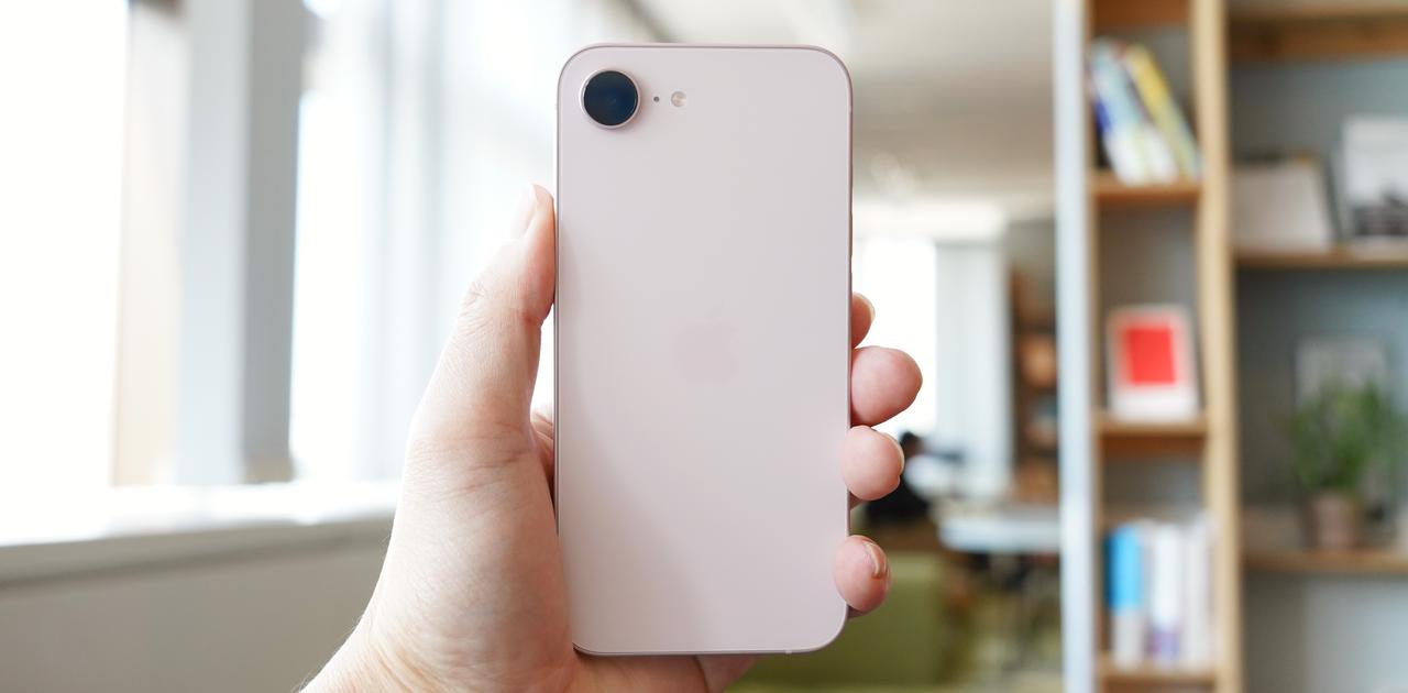 iPhone 17eの新色｢ソフトピンク｣を開封。春っぽさがお出迎え