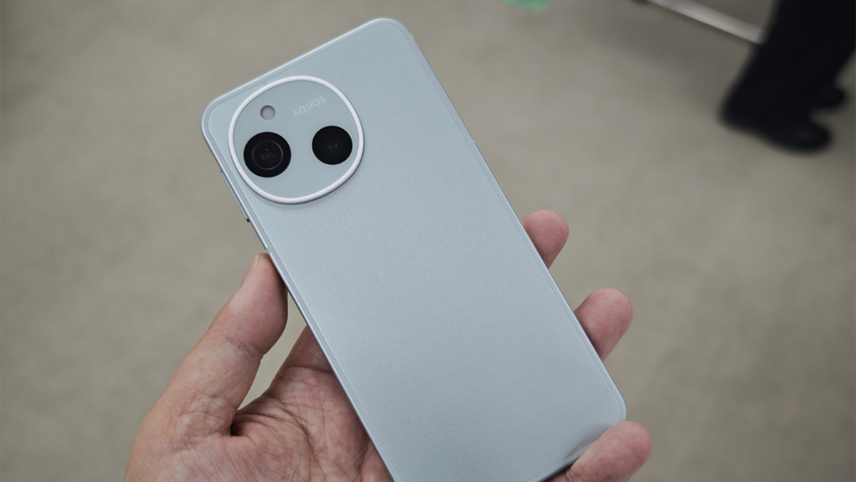 シャープ、主力スマホ「AQUOS sense10」と超軽量VRグラス「Xrostella VR1」を発表