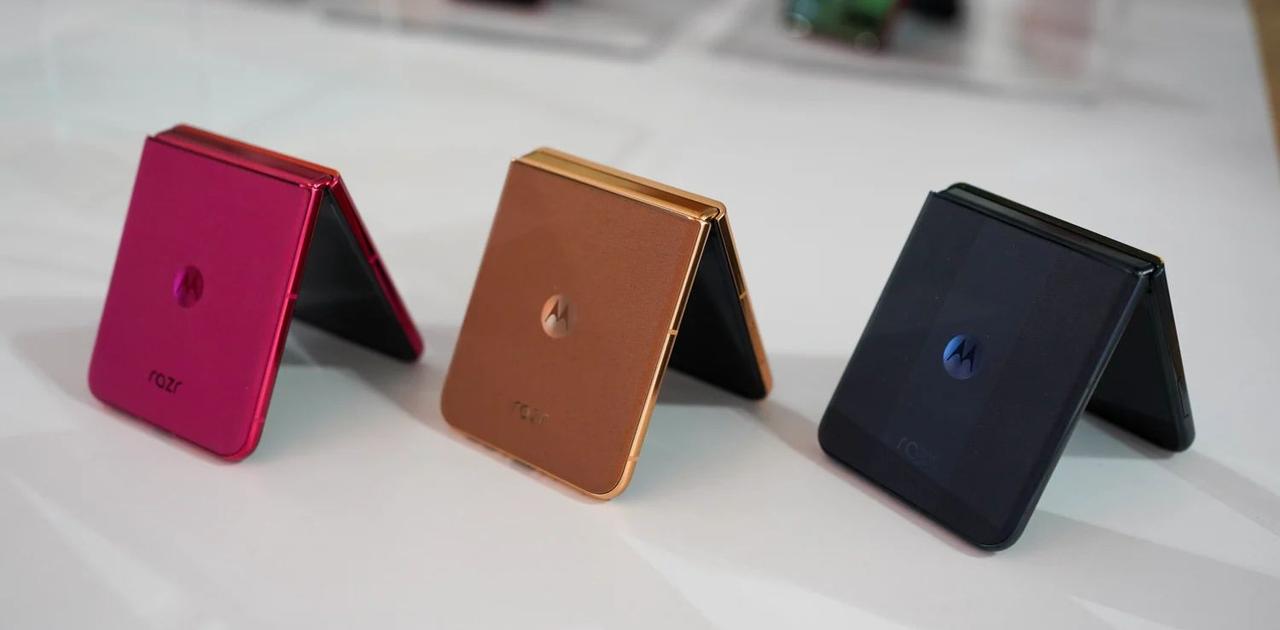 各社AIを詰め込んだ縦折りスマホRazr。質感、すっごくいいです