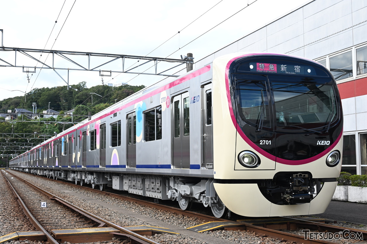京王の新型車両2000系登場！ 今までの京王線にはない「超大型」の窓も