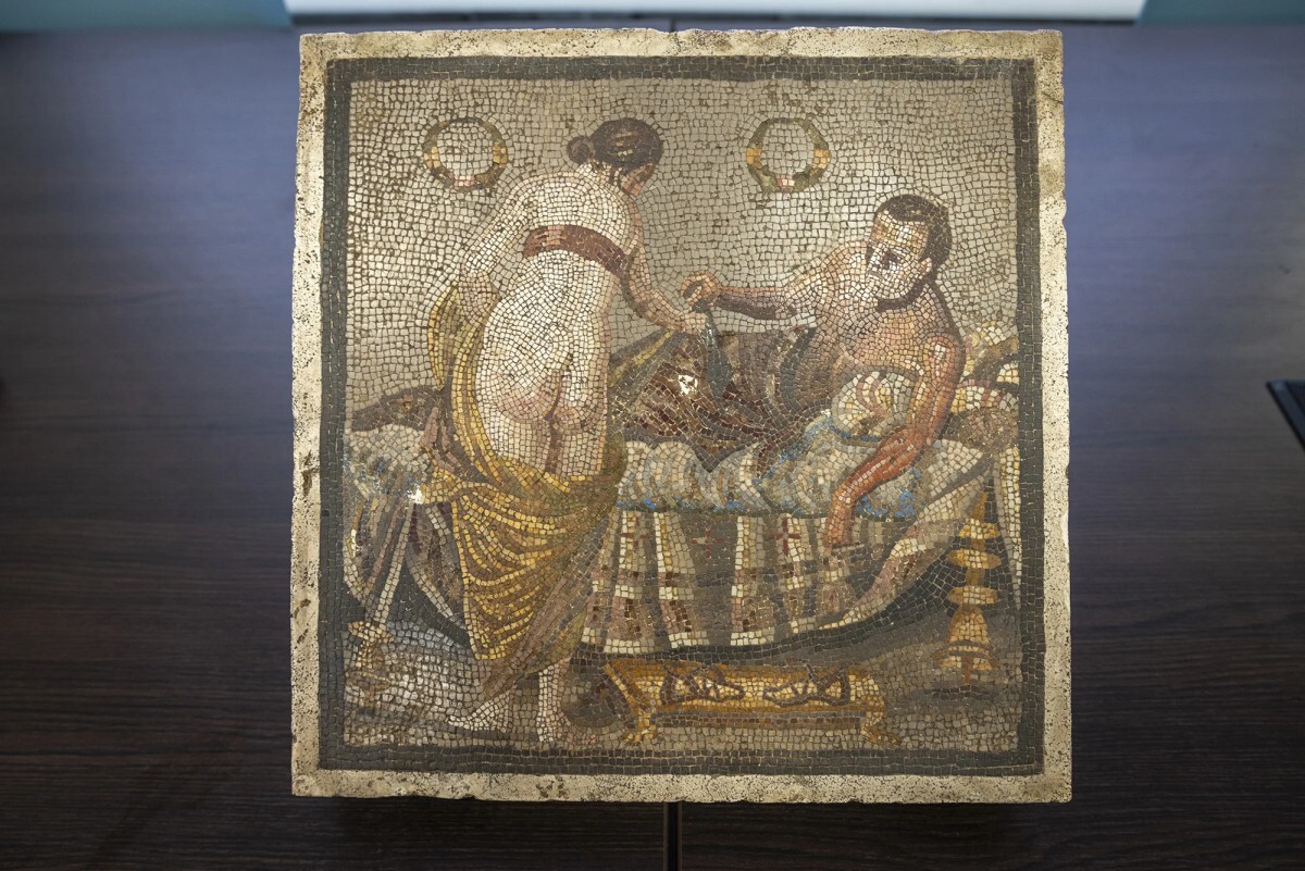 ナチス将校が戦時中に盗んだエッチなモザイク画、ポンペイに返還