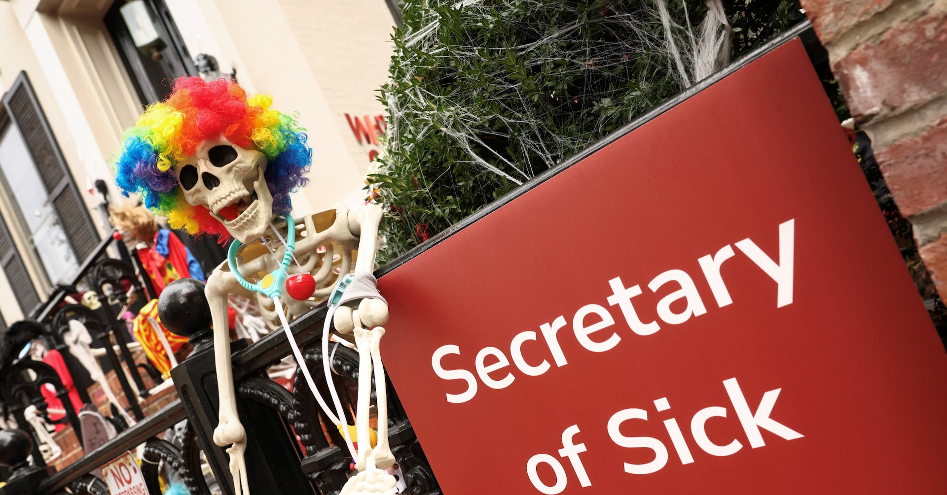 米首都のハロウィーンは政治風刺、骸骨人形が「ワクチン打てばよかった」