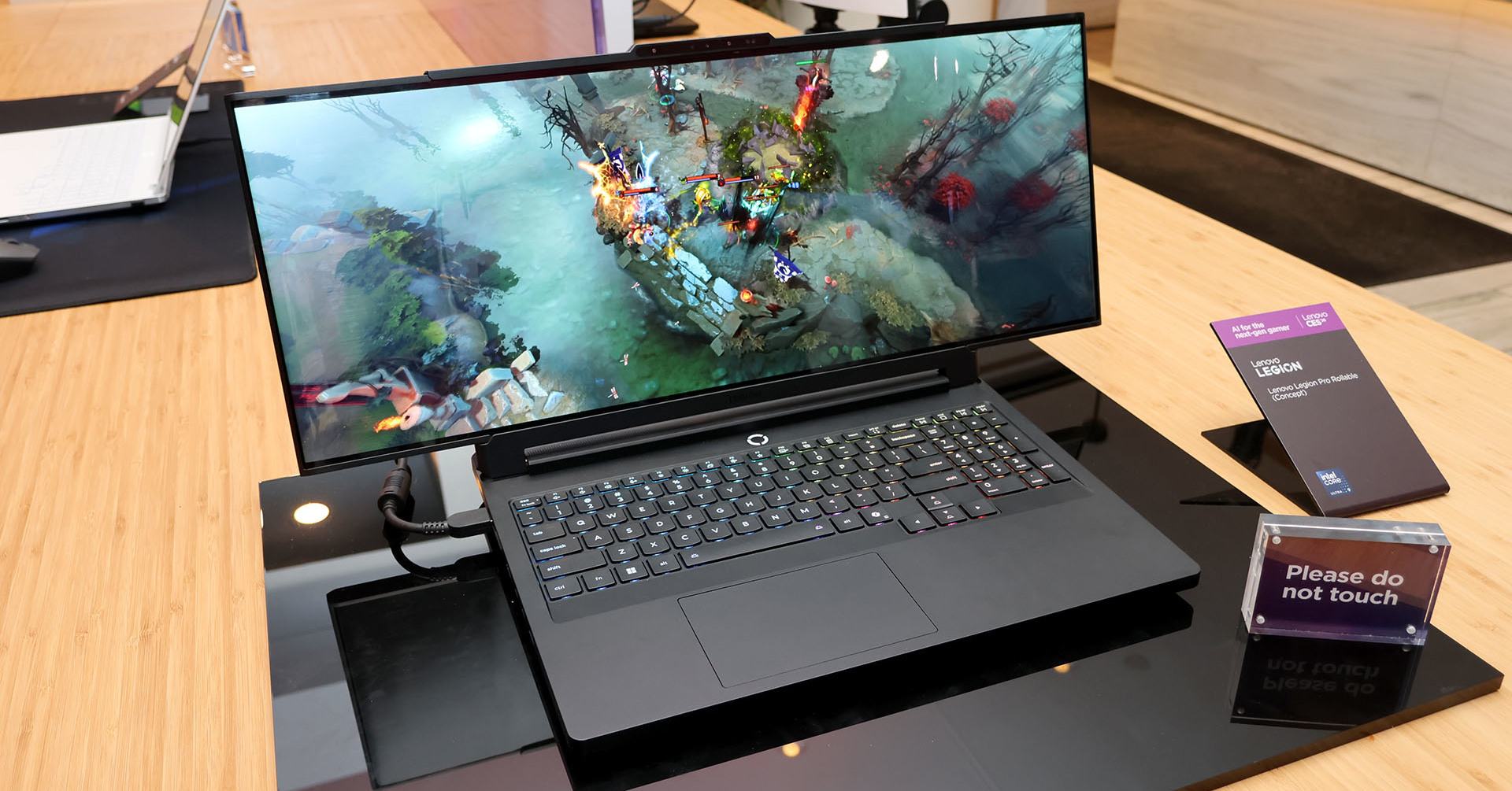 画面が伸びる！ 勝手に回る！ デジタル文房具の未来を拓くLenovoの“変態ギミック”搭載PC 3選：CES 2026（1/3 ページ）