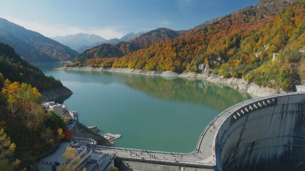 紅葉は例年より遅くても客足は増加、SNSで広がる立山人気、紅葉シーズンに若い世代が急増 旅行先はインスタ・TikTokで下調べ 「自然を求めて」若者たち