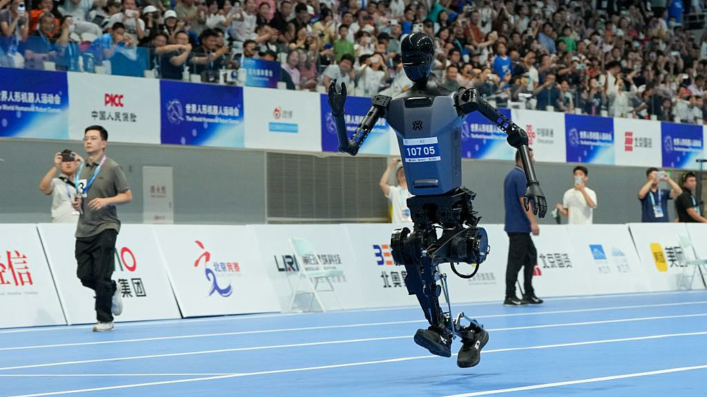 中国で人型ロボットのスポーツ大会が開催され「100m走」「5対5のロボットサッカー」などが実施される、100m走の大記録も出て今後の進歩に期待大