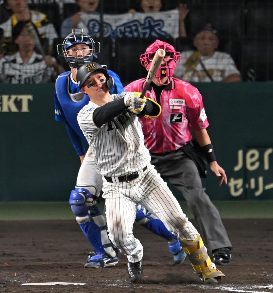 阪神・森下翔太が２試合連発の２３号 スタメン復帰の佐藤輝とジャンピング肘タッチ