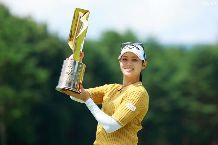 柏原明日架が涙の6年ぶり3勝目「初めて父の目の前で優勝を…」 ルーキー・寺岡沙弥香は2位