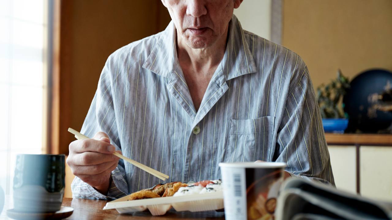 「灯油はもういい」「パンはカビても食える」…年金月15万円、“助けを拒む父”が暮らす部屋の異様な光景（THE GOLD ONLINE（ゴールドオンライン））