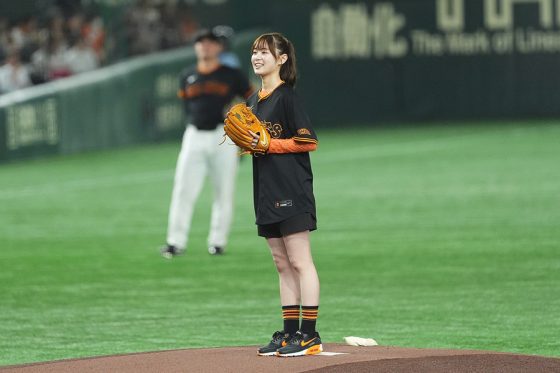 ポニテふわりの"赤面投球"「かわいい」 東京D降臨の"ガチ勢"美女に悶絶「勝利の女神」