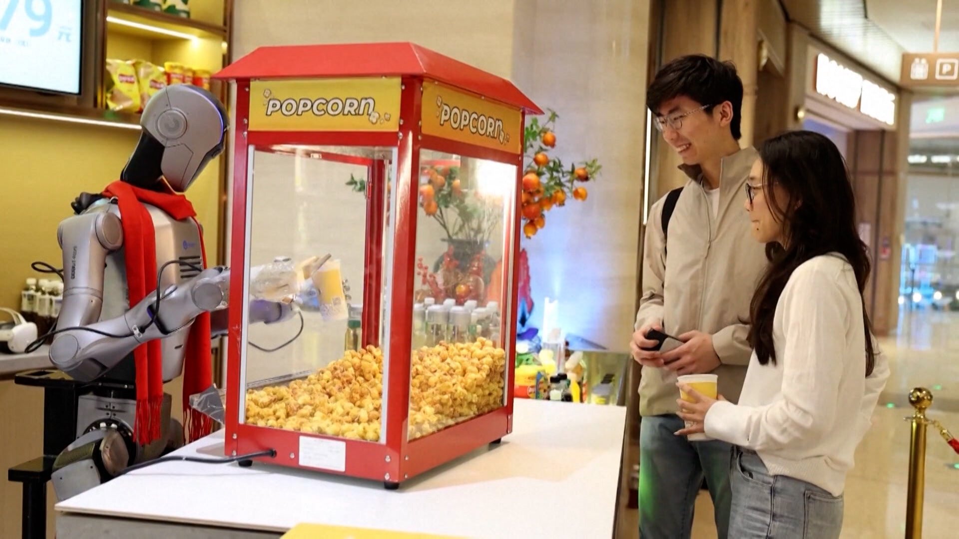 マラソンで人間の世界記録超え、器用な手先使い片付けに洗濯…中国の日常生活に浸透しつつある“人型ロボット”（FNNプライムオンライン（フジテレビ系））