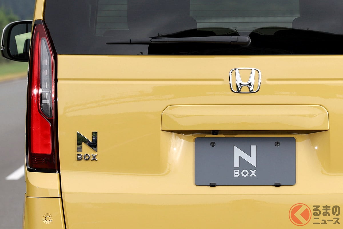 ホンダが開発した“世界初”の「サンシェード」に注目！ 「N-BOX」に装着できる画期的な「神アイテム」好評すぎて車種拡大!? 一体どんなもの？