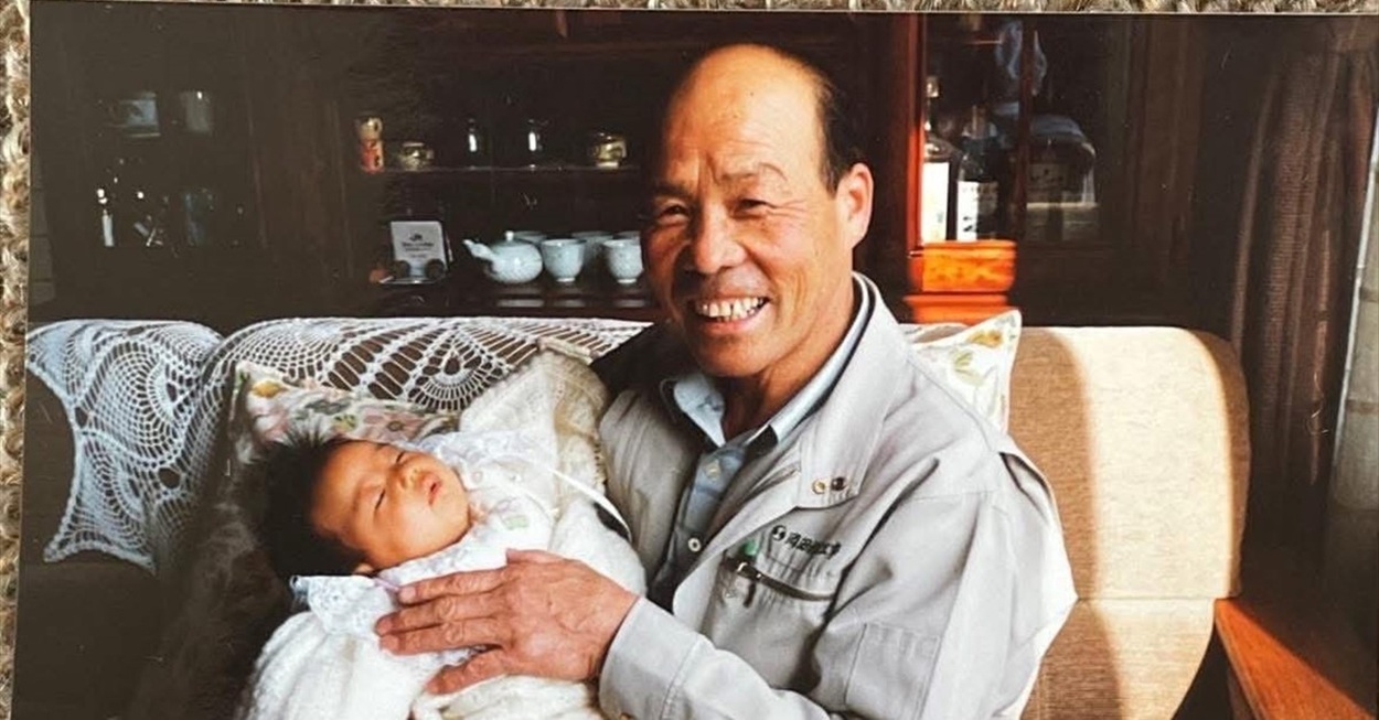 初孫を抱っこするおじいちゃん→30年後…… 90歳になった“まさかの姿”に「ええなあ」「こうして繋がっていくって素敵」