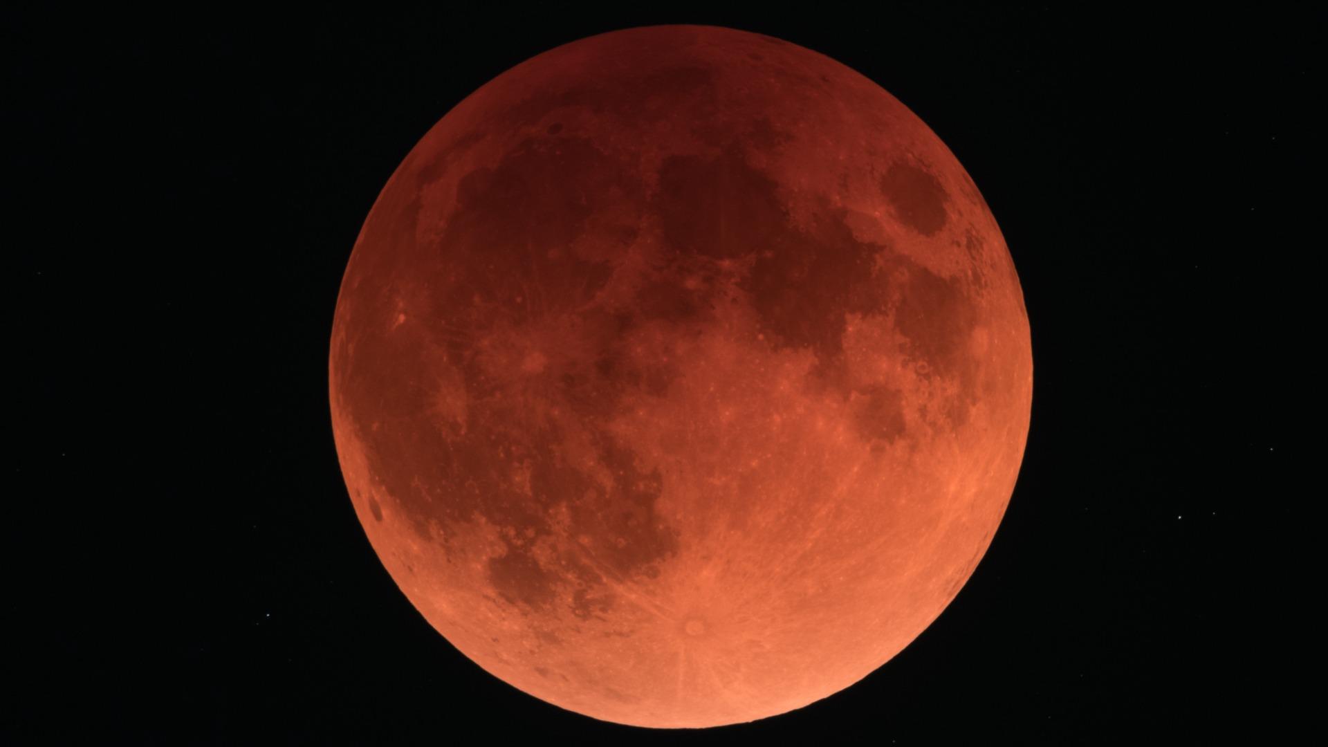 ９月８日（月）未明に、全国各地から皆既月食が見られます（縣秀彦）