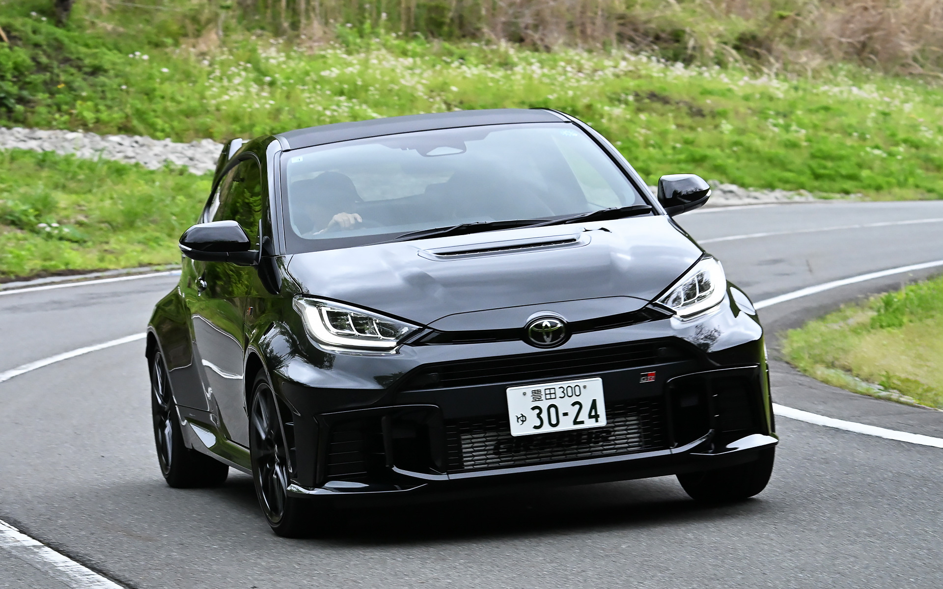 GRステアリングを標準装備とした26式「GRヤリス」と、魅力的な足まわりの特別仕様車「モリゾウRR」