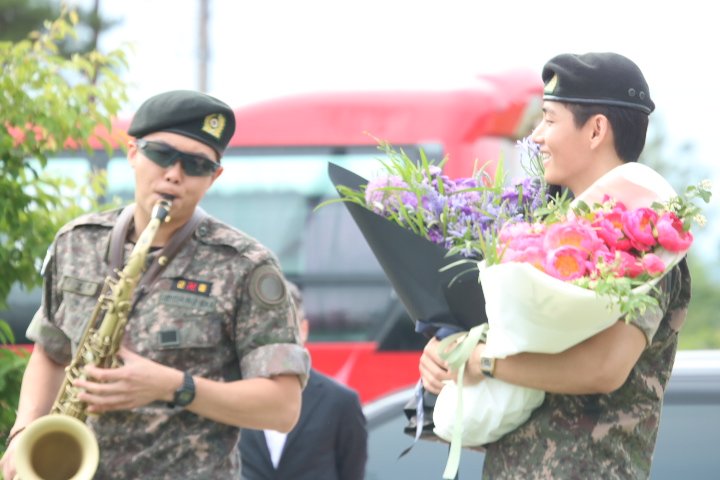 【挨拶ほぼ全文】BTSのRM・V兵役を終え除隊!軍服姿で登場し「早くライブをしたい」RMはサックスで『名探偵コナン』のテーマを演奏（めざましmedia）
