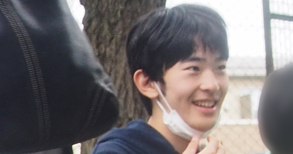 《笑顔でピースサインも》悠仁さま 学園祭で写真撮影求める学生が殺到…筑波大で目撃された「アイドル的人気」
