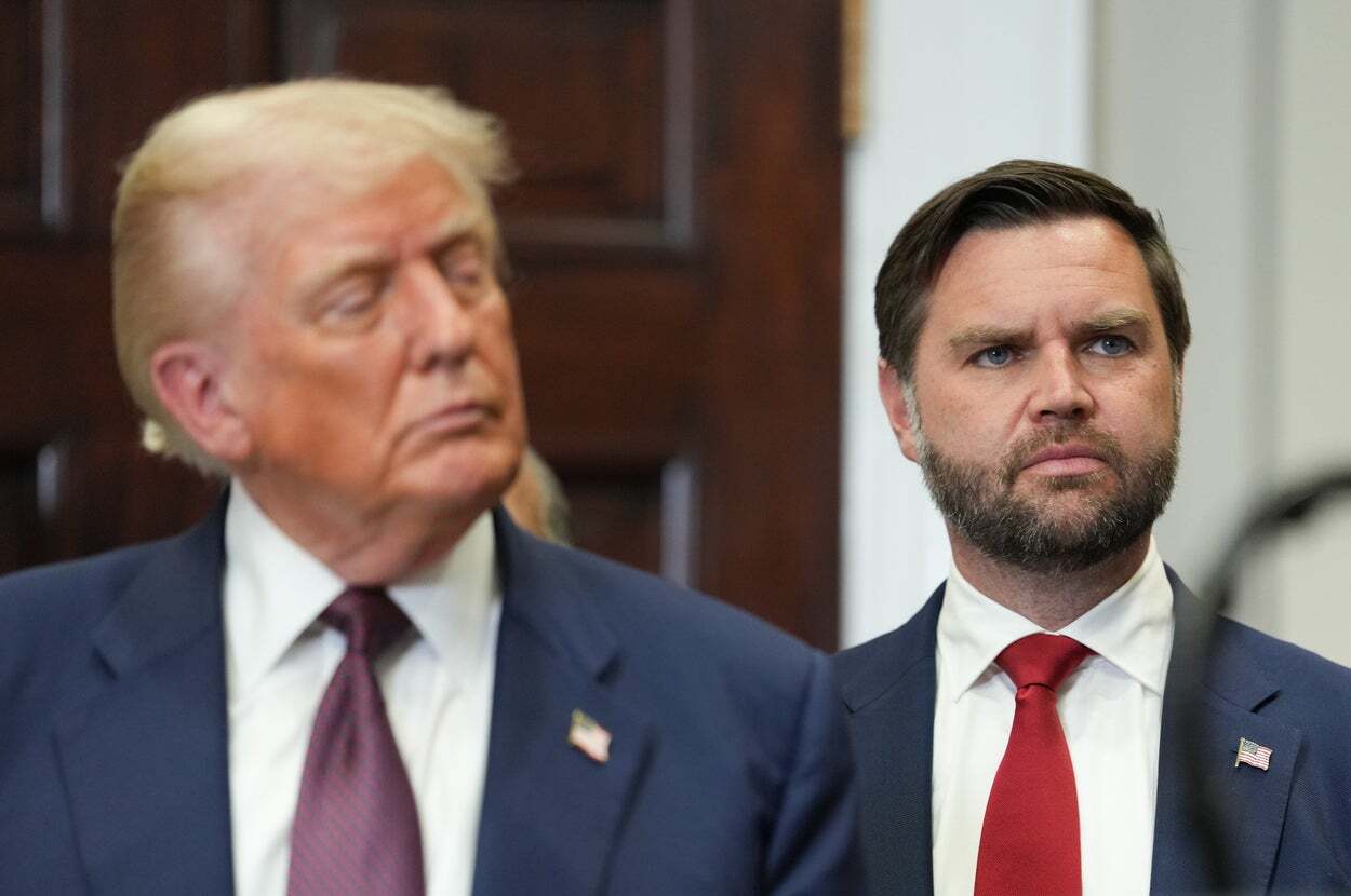トランプ氏が、副大統領バンス氏を蹴り飛ばす“衝撃映像”。やられた本人はSNSでご満悦の投稿「ついに…」（BuzzFeed Japan）