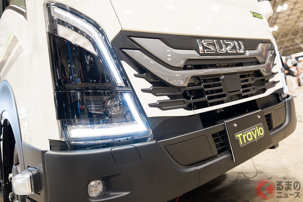 いすゞの最新「“7人乗り”トラック」実車公開！ 全長4.9m級の「普通免許で運転できるサイズ」！ 超快適“車中泊”モデル「トラヴィオ“エクスペディションストライカー”」がスゴかった！