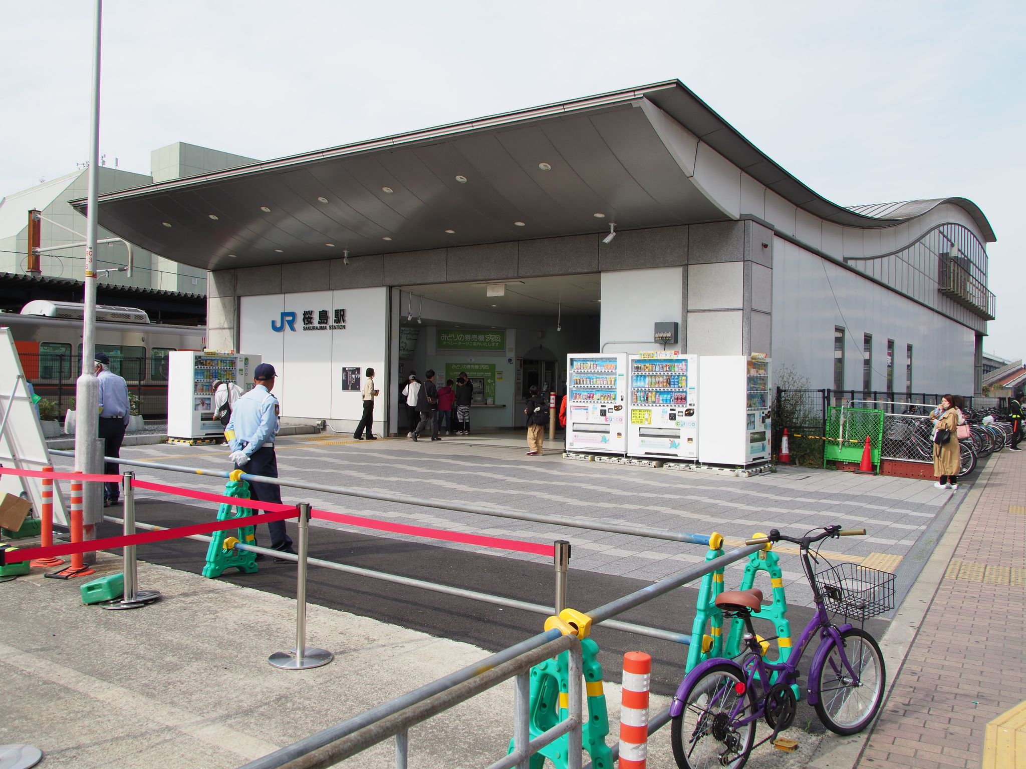 USJの隣の“地味な駅”が一転…今は万博の“玄関口”に 「桜島駅」ってどんな駅？ 駅が移設された理由と、“可動スロープ”実証実験に注目集まる