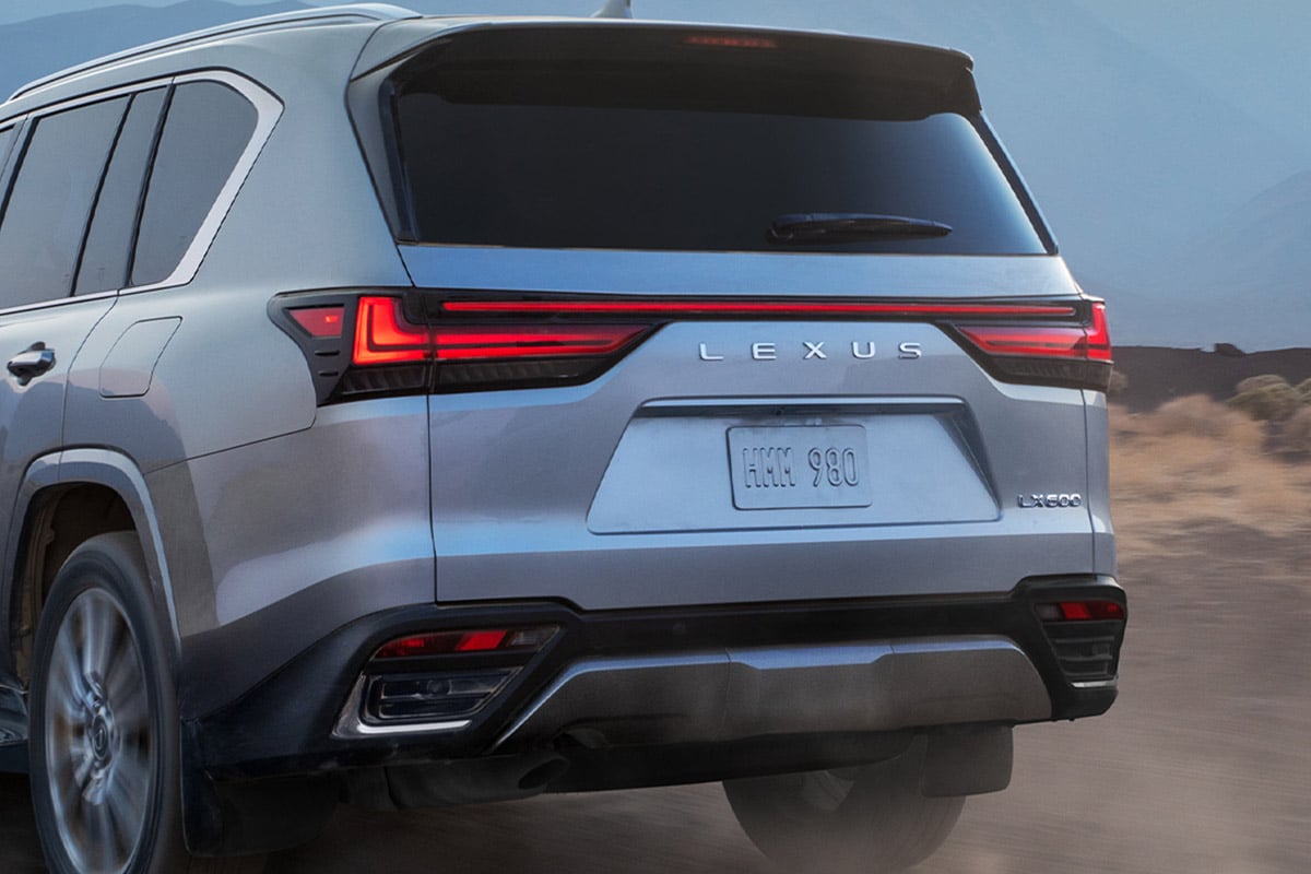 「赤いキャリパーがスポーティ」「内装が好印象」 レクサスの最高峰SUV「LX」の2027年モデル米国で先行発表！ 気になる変更点と海外の反響とは