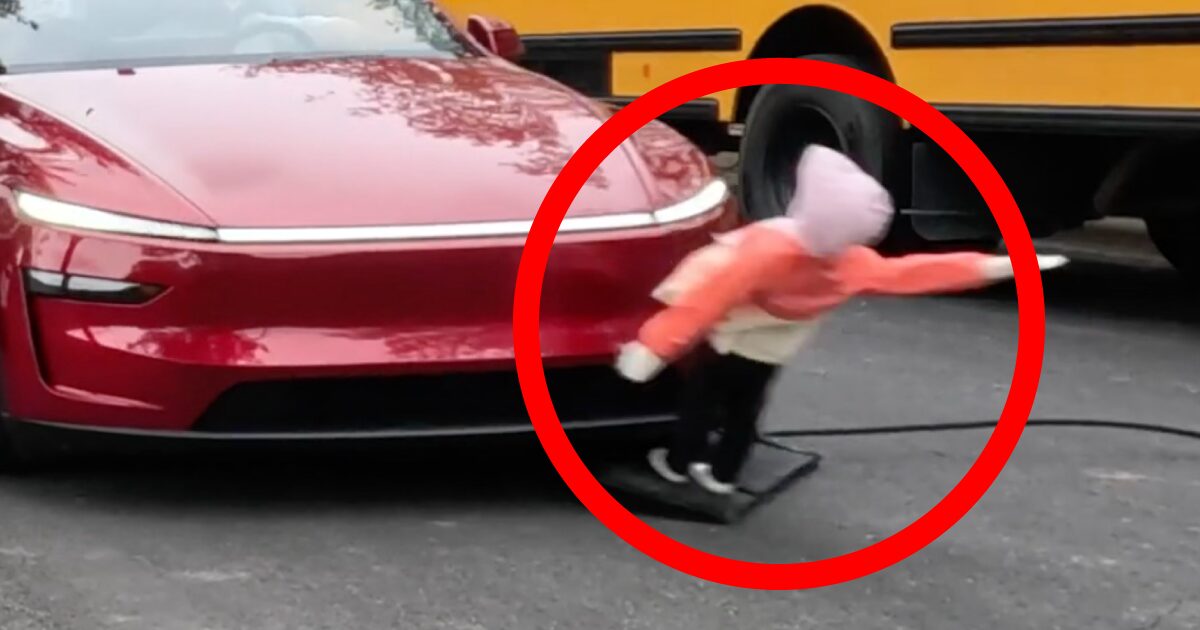 テスラの自動運転機能、子供のマネキンを吹っ飛ばす