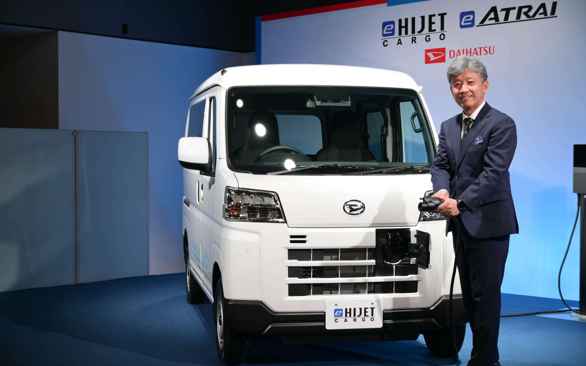 ダイハツ、軽商用バッテリEV「e-ハイゼット カーゴ」「e-アトレー」で「カーボンニュートラルに貢献」と井上雅宏社長